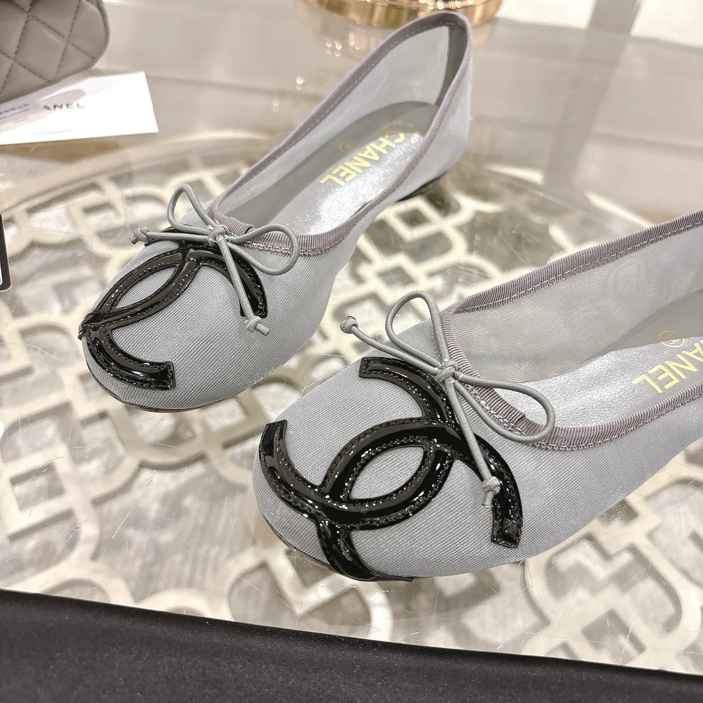 👟👟Ex-factory price 520👟👟 Mesh [purchase-level quality] CHANEL Xiaoxiang 25/A new summer bow-tie shoes 💃 This pair of "dancing shoes" is really breathtakingly beautiful! Made of cowhide fabric + exquisite electric embroidery, every detail exudes a sense of high-end ~ classic bow design, Italian genuine leather sole, comfortable and elegant on the feet, a perfect must-have for fairies!  🌟 All counters are from the same source! All materials are customized according to the original 1:1, and are developed and patterned from genuine products. The quality is absolutely assured ~ a classic that must be bought every year, a versatile artifact that looks great whether paired with skirts or jeans!  💖 The perfect finishing touch for summer outfits, sisters, just do it! 👉 Fabric: Imported sheepskin Lining: Imported sheepskin Outsole: Private molded outsole Size: 35-40